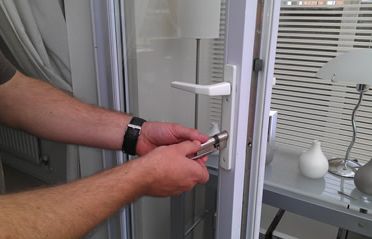 A demonstration of a lock replacement service